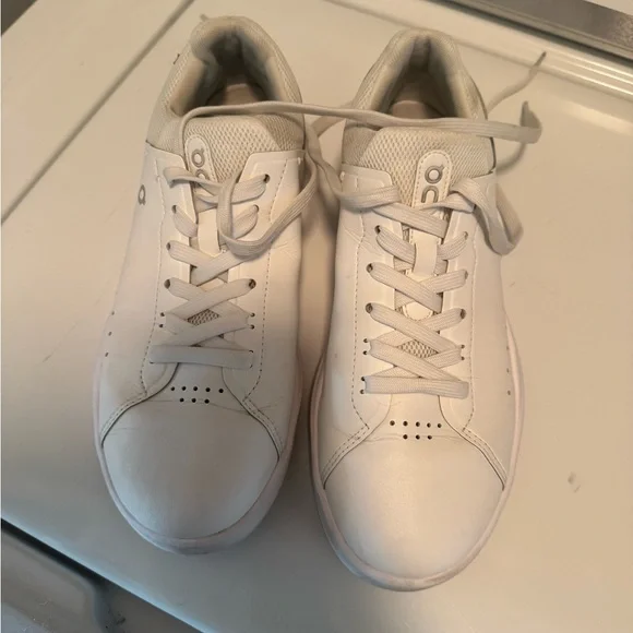 White On Cloud “The Roger” - Picture 3 of 7